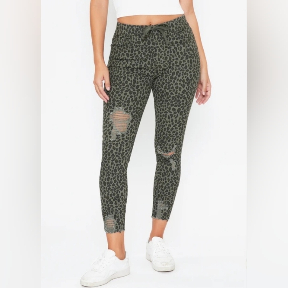 NWT YMI Size L Leopard Print Jogger Jeans